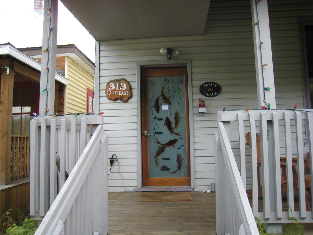 Poppi'S Guesthouse Revelstoke Exterior foto