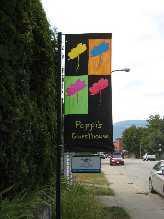 Poppi'S Guesthouse Revelstoke Exterior foto